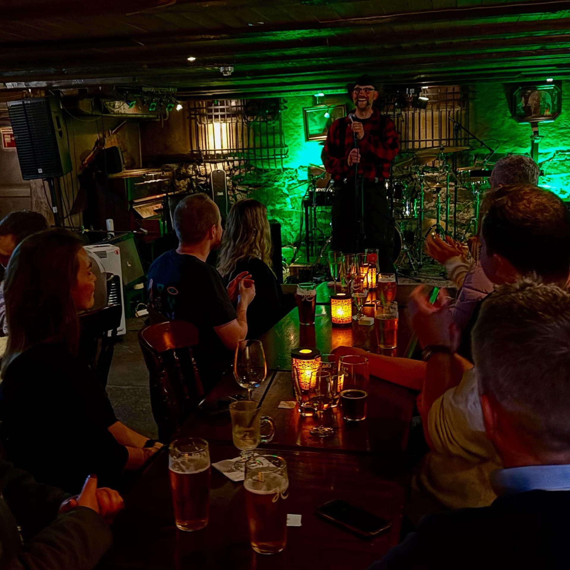 Standup-publikum på Fish & Ships Comedy Club i Bergen